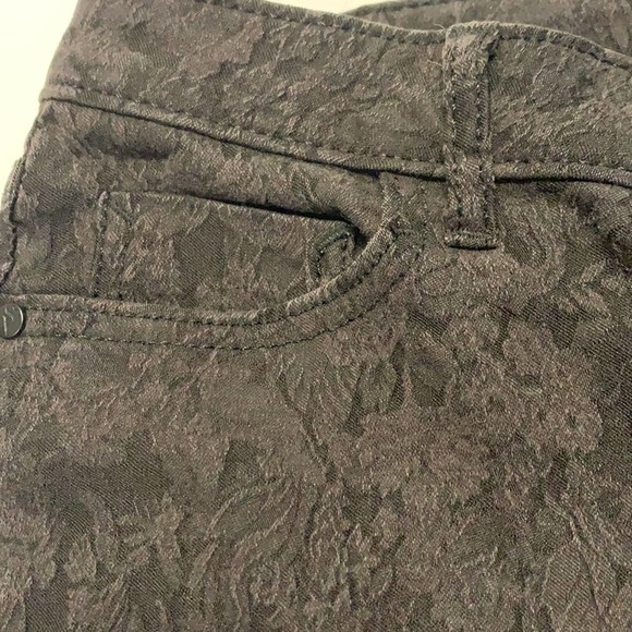 Simply Vera Wang Embossed Black Denim Cropped Jeans. Size 6. EUC. Metal zipper - Picture 3 of 8